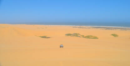 auto u pustinji Namibije.