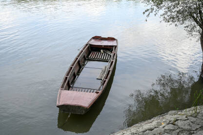 Stara ribarska barka na rijeci Dunav. Čamac na vodi.