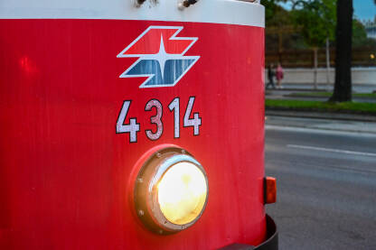 Wiener Linien znak na tramvaju u Beču, Austrija. Logo kompanije bečkog javnog prevoza.