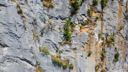 Visoke litice na planini, snimak dronom. Stijene u prirodi. Stijene za sportsko penjanje. Penjalište. Krš.
​