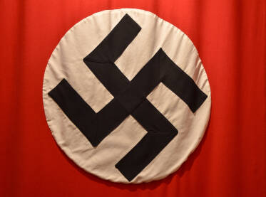 Svastika ili kukasti krst, nacistički simbol na platnu. Simbol progona, zla i uništenja.