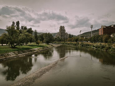 Pogled na rijeku Bosnu u Zenici, bulevar.