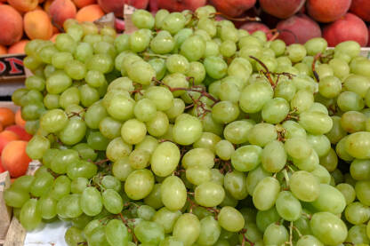 Svježe grožđe na prodaju na pijaci. Zeleno zrelo grožđe.