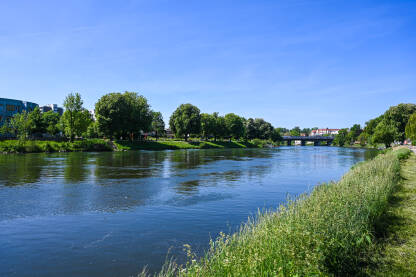 Rijeka Dunav u Ulmu, Nemačka. Granica između Bavarske i Baden-Wuerttemberga.