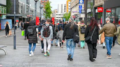 Rotterdam, Nizozemska: Ljudi šetaju u centru grada.