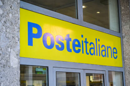 Simbol pošte Italije. Natpis pošta Italija. Pružalac poštanskih usluga.
