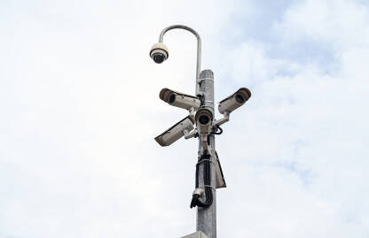 CCTV kamera na stubu. Profesionalne sigurnosne kamere snimaju trg i ulicu. Snimanje videa kamerom. Nadzorna kamera.