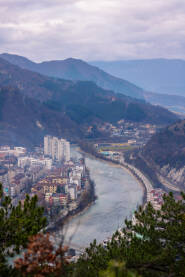 Panorama Konjica, pogled sa brda Vrtaljica na rijeku Neretvu u Konjicu. Također se vide Gradski bazeni, stadion FK Igmana i ulica Kolonija.