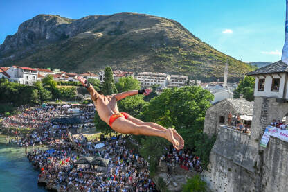 Skakač skače u rijeku Neretvu sa Starog mosta u Mostaru, Bosna i Hercegovina. Skokovi Mostar.