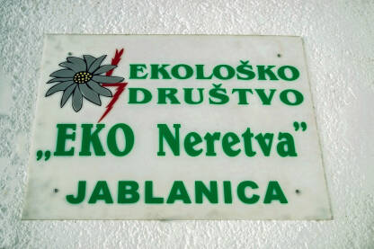 Ekološko društvo “EKO Neretva” Jablanica. Tabla sa natpisom društva.