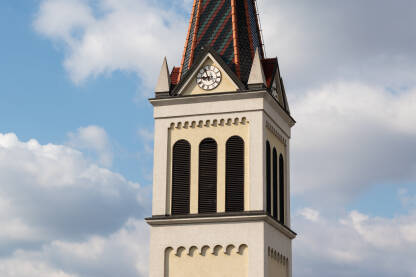 Zvonik sa satom na katoličkoj crkvi u Brodu