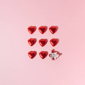 Crvena čokoladna srca na ružičastoj pozadini. Valentinovo.