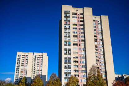 Visoke zgrade u gradu. Prozori i balkoni u stanu u stambenoj zoni. Stanovi.