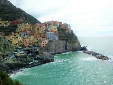 Cinque Terre, nacionalni park u provinciji La Spezia, Liguria u sjevernoj Italiji. I u apsolutno tmurnom danu, ovaj dio naseobine uveseljava raznobojnim fasadama.