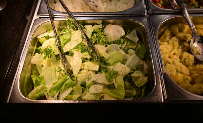 Svježa zelena salata u restoranu.