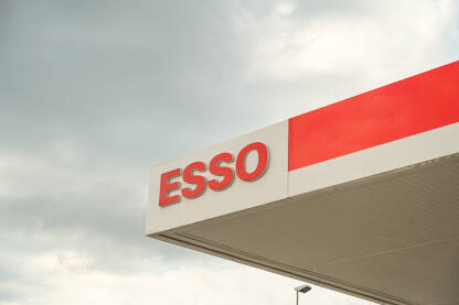 Esso znak na benzinskoj pumpi.