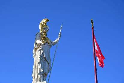 Beč, Austrija: Spomenik ispred zgrade austrijskog parlamenta. Zastave Austrije ispred parlamenta.