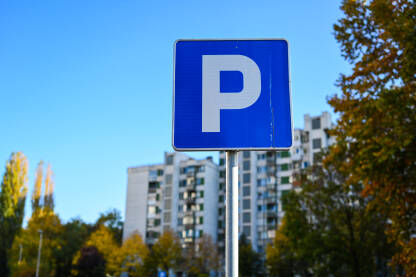 Znak za parking u gradu.
