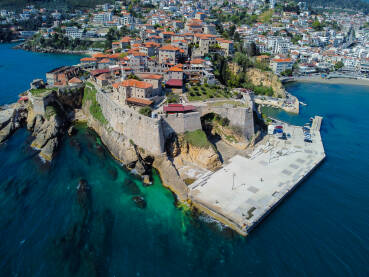 Ulcinj, Crna Gora, panorama, snimak dronom. Ulcinj, Crna Gora, panorama, snimak dronom. Stari grad i tvrđava uz more. Popularna turistička destinacija. Zgrade uz obalu. Stari utvrđeni kameni zidovi.