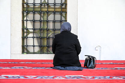 Muslimanka se moli u džamiji. Žena tokom molitve.