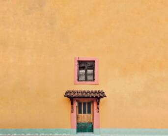 Građevina prelijepih veselih boja u jednoj maloj ulici u jednom toplom i osuncanom Trebinju.