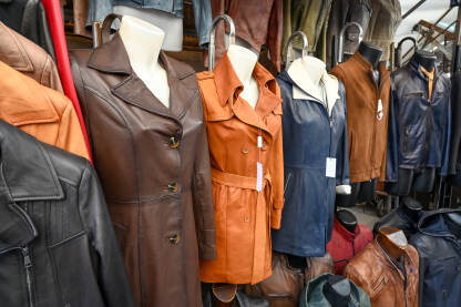 Muški i ženski kožni kaputi i jakne na prodaju na pijaci. Odjeća od kože.