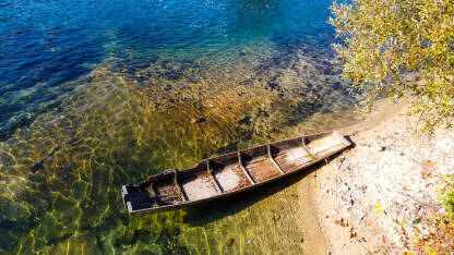 Drveni čamac u vodi na rijeci Uni.