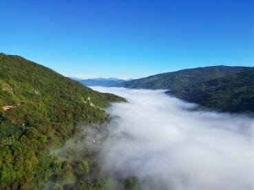 Dolina rijeke Drine u magli. Rijeka Drina u blizini Foče, prekrivena maglom.