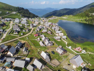 Prokoško jezero. Ilegalno izgrađeni objekti na planini uz jezero. Prokoško jezero, planina Vranica, Fojnica, BiH. Ilegalno izgrađeni objekti na planini uz jezero. Devastacija prirode. Bespravna gradnja.