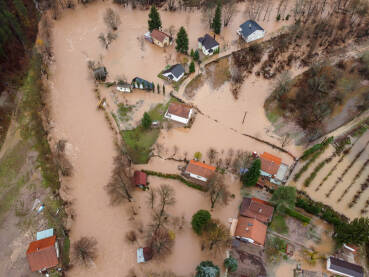 Snimak dronom na poplavljena sela, polja, farme i kuće. Posljedice razorne riječne poplave.