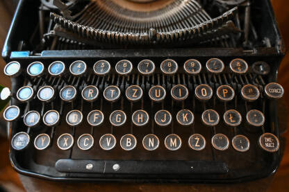 Stara pisaća mašina.