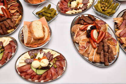 Roštilj i pečeno meso servirani na stolu. Ukusna hrana servirana na tanjirima. Posluženo predjelo.