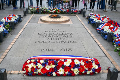 Pariz, Francuska: Vječna vatra. Grobnica Neznanog vojnika ispod Slavoluka pobjede. Arc de triomphe.