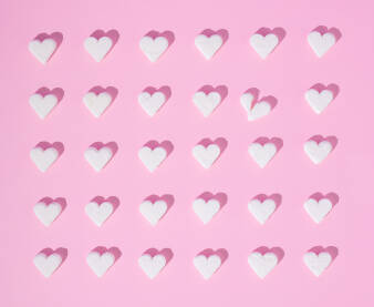 Patern od šećera u obliku srca na svijetloj pink, roze podlozi. Slomljeno srce, koncept.