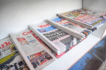 Ankara, Turska: Dnevne i sedmične novine na policama na trafci.  Mediji u Turskoj.