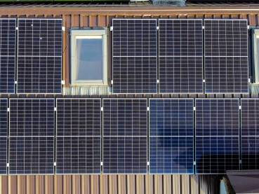 Solarne ploče na vrhu zgrade, snimak dronom. Proizvodnja električne energije. Solarni paneli na kući. Proizvodnja čiste obnovljive energije od sunca. Fotonaponske solarne ćelije.