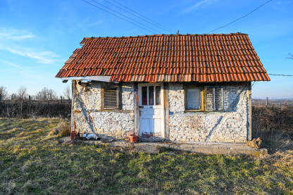 Stara kuća na selu. Slatka mala kućica na selu. Tradicionalna gradnja.