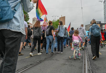 Učesnici Povorka ponosa u Sarajevu, 24. jun 2023. Djevojčica sa majkom na protestu za LGBTIQ prava.