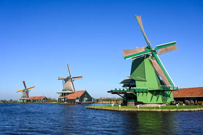 Stare vjetrenjače uz rijeku u Nizozemskoj. Tradicionalna vjetrenjača u Holandiji.