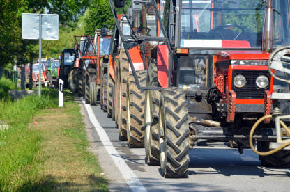 Kolona traktora na protestima. Poljoprivrednici na demonstracijama. Blokada ceste traktorima.