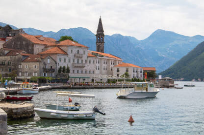 Perast je malo mesto u Crnoj Gori, na obali Jadranskog mora, u Boko-Kotorskom zalivu i pripada opštini Kotor. Na fotografiji su kuće, more, brda, brodovi i čamci.