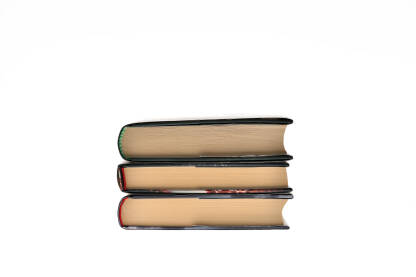 Tri knjige izolovane na bijeloj pozadini
