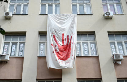 Krvava ruka kao simbol studentskih protesta/blokada u Srbiji Krvava ruka kao simbol protesta u Srbiji na zgradi fakulteta u Nišu. Studentski protesti u Srbiji izazvani su stradanjem građana padom nadstrešnice u Novom Sadu 2024. godine.