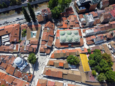Sarajevo, Bosna i Hercegovina, panoramski snimak. Sarajevo, Bosna i Hercegovina, panoramski snimak grada. Snimak dronom glavnog grada Bosne i Hercegovine. Zgrade u starom gradu.