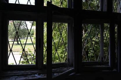 Kuća uništena u ratu. Pogled kroz razbijeni prozor.