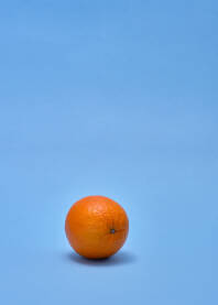 Narandža na svijetlo plavoj pozadini