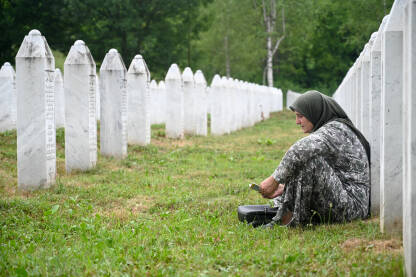 Žena se moli u Memorijalnom centru Potočari, Srebrenica.