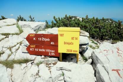 Putokaz na planini Čvrsnici, sa vrha Drinjače prema, Žlijebu i Velikom Vilincu