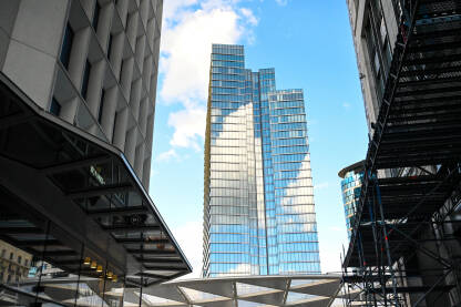 Moderni neboder u centru grada. Zgrada sa staklenom fasadom.