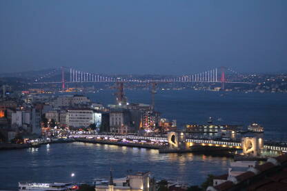 Pogled na Bosfor i jedan dio Istanbula noću